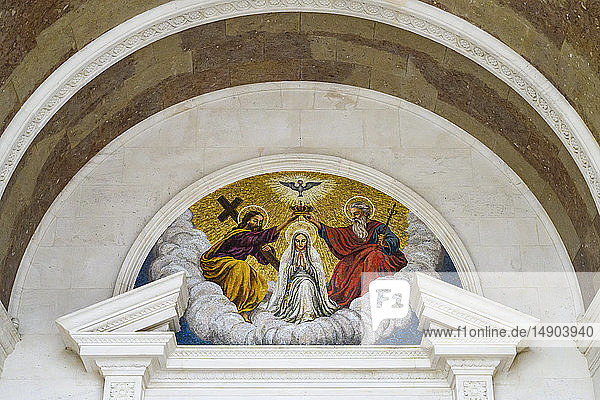 Kunstwerk und architektonisches Detail  Basilika Unserer Lieben Frau vom Rosenkranz; Fatima  Gemeinde Ourem  Bezirk Santarem  Portugal