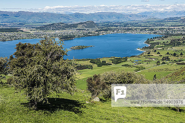 Schöner Blick auf den Wanaka-See und die Stadt entlang des Roys Peak Track; Wanaka  Südinsel  Neuseeland