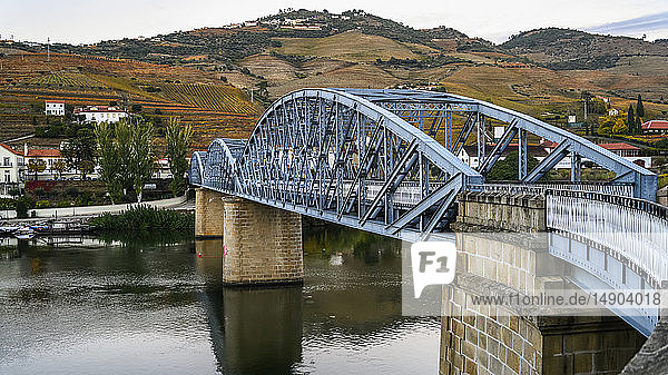 Brücke über den Fluss Douro  Douro-Tal; Pinhao  Bezirk Viseu  Portugal