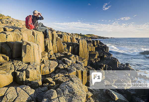Wanderer auf Basaltklippen  Dartmouth Point  Bay of Fundy; Long Island  Nova Scotia  Kanada