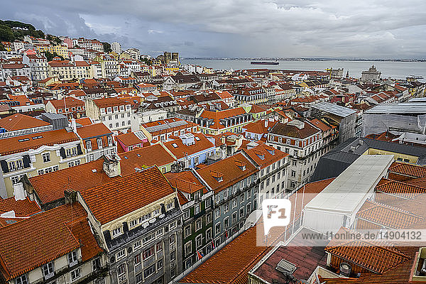 Blick auf den Fluss Tejo und die Dächer von Wohngebäuden in Lissabon; Lissabon  Region Lisboa  Portugal