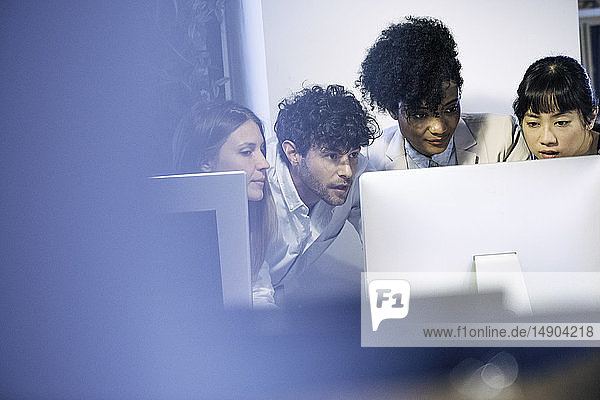 Geschäftsleute arbeiten am Computer im Büro