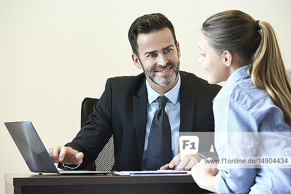 Geschäftsmann und Geschäftsfrau bei einem Treffen im Büro