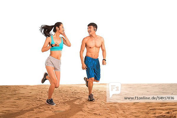 Junge Paare beim Laufen am Strand