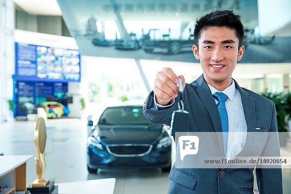 4 s shop car sales personnel