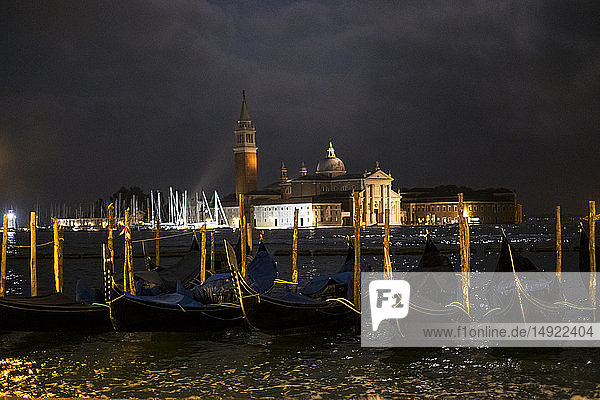 Beleuchtete Gondeln am Canale Grande in Venedig  Venetien  Italien  nachts vertäut und Blick über die Lagune