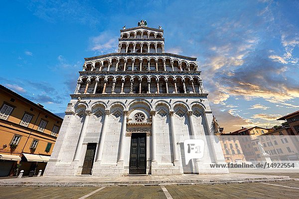 Die Fassade der San Michele in Foro aus dem 13. Jahrhundert ist eine römisch-katholische Basilikakirche in Lucca  Toskana  Italien.