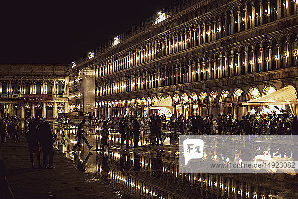 Beleuchtete Fassade der Procuratie Nuove auf dem Markusplatz in Venedig  Venetien  Italien  bei Nacht.