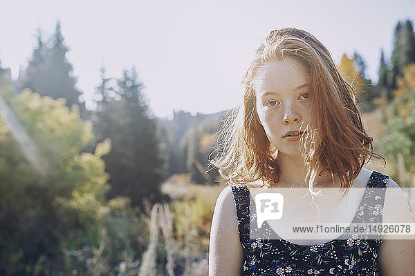 Porträt selbstbewusste junge Frau im sonnigen Park