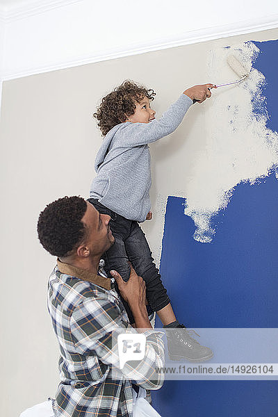 Vater und Sohn malen die Wand
