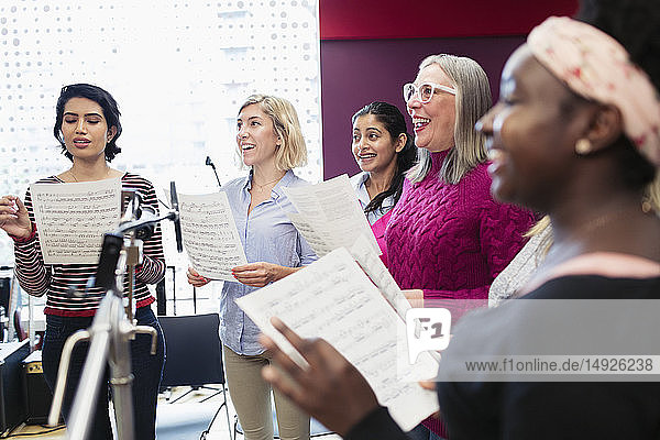 Frauenchor mit Notenmaterial singt im Aufnahmestudio
