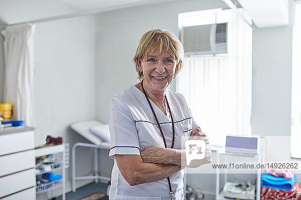 Porträt einer selbstbewussten Krankenschwester in einer Klinik