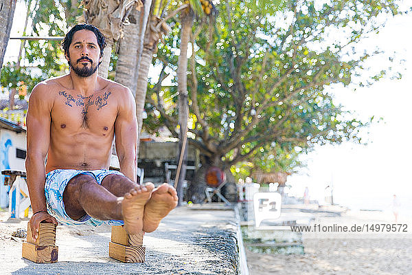 Am Strand trainierender Mann  Pagudpud  Ilocos Norte  Philippinen