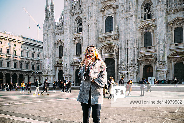 Junge Touristin im Gespräch am Smartphone am Mailänder Dom  Mailand  Italien
