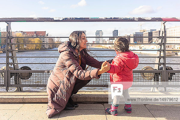 Mutter und Tochter am Fluss  Berlin  Deutschland