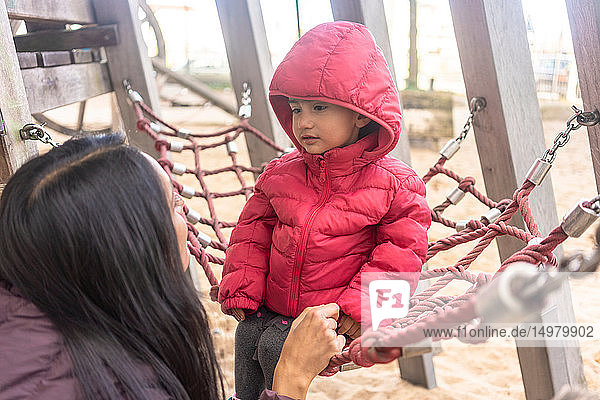 Mutter und Tochter auf dem Spielplatz