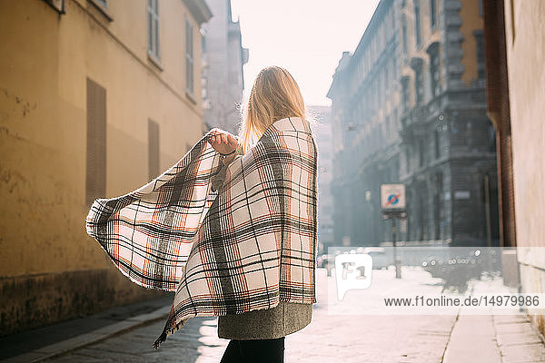 Junge Touristin  die sich in ein Tuch hüllt  Seitenansicht  Mailand  Italien