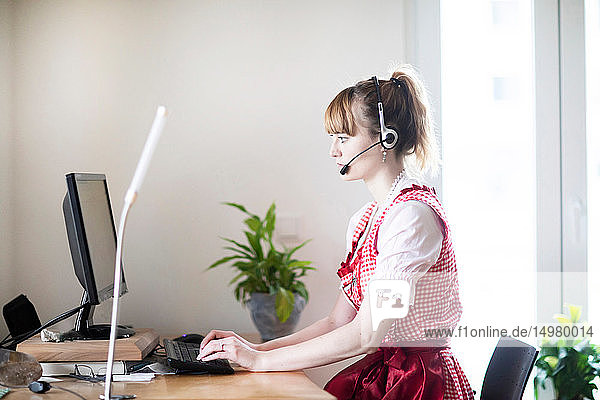 Frau benutzt Computer im Heimbüro