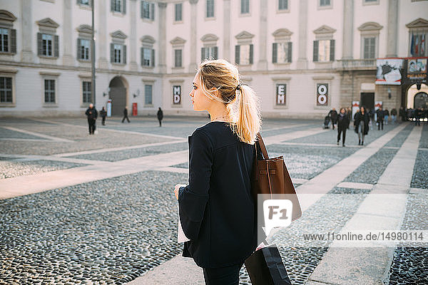 Junge Touristin mit Einkaufstaschen auf dem Stadtplatz  Mailand  Italien