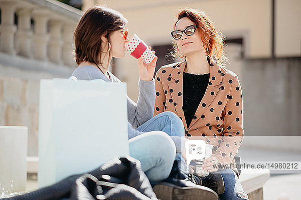 Female shoppers taking coffee break in front of fountain  Arezzo  Toscana  Italy