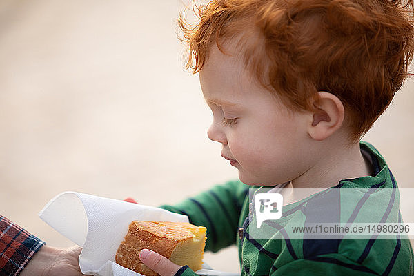 Junge genießt ein Stück Kuchen