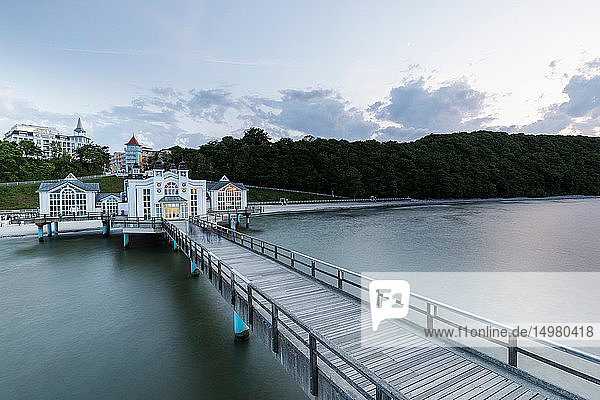 Traditionelle Seebrücke und Küste  Sellin  Rugen  Mecklenburg-Vorpommern  Deutschland