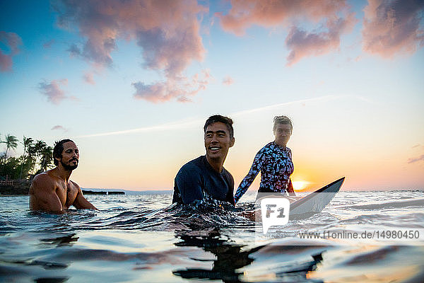 Surfer  die bei Sonnenuntergang im Meer gleiten  Pagudpud  Ilocos Norte  Philippinen