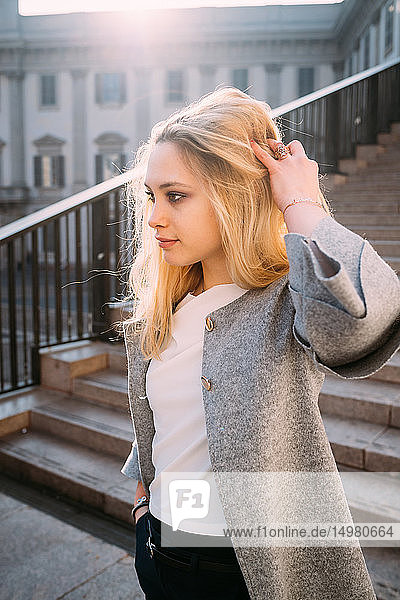 Junge Frau mit langen blonden Haaren im Treppenhaus  Mailand  Italien