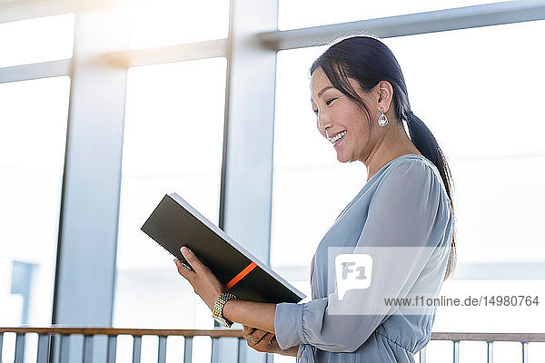 Geschäftsfrau liest Geschäftsplan im Büro