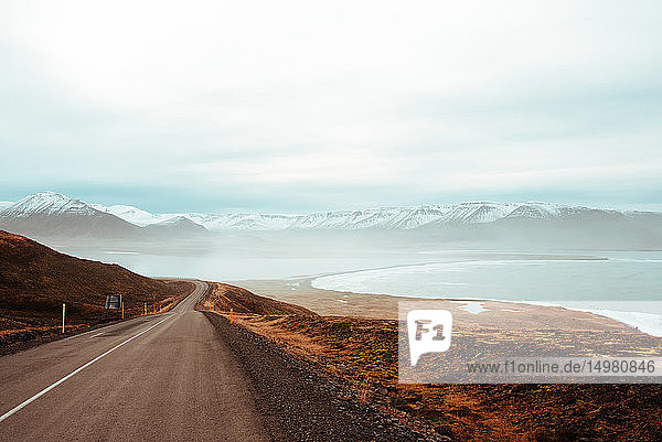 Straße in Richtung Berge  Eskifjörður  Sudur-Mulasysla  Island