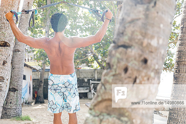 Am Strand trainierender Mann  Pagudpud  Ilocos Norte  Philippinen