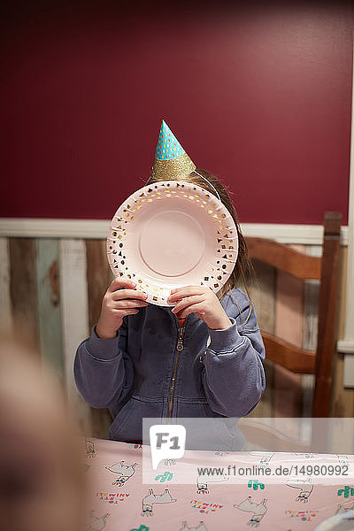 Geburtstagsmädchen  Gesicht mit Teller bedeckend