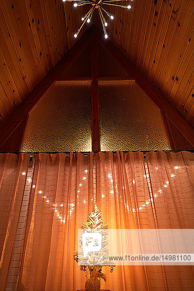 Weihnachtsbaum und Dekoration im A-Rahmen-Haus
