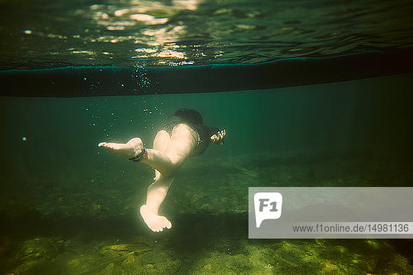 Unter Wasser schwimmende Mädchen