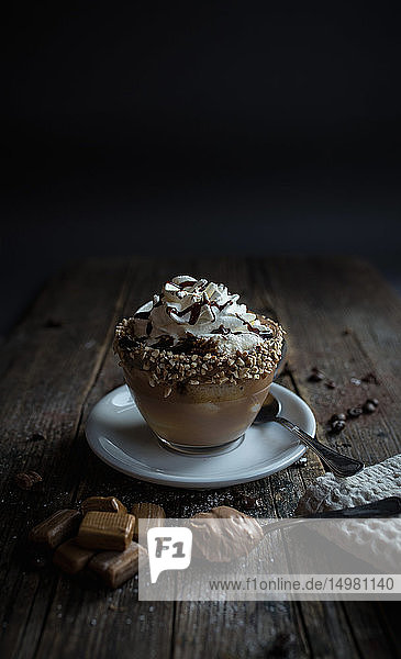 Tasse Pudding mit Sahne und Schokoladensauce