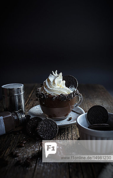 Tasse Schokoladenpudding mit Sahne  Schokoladenkekse