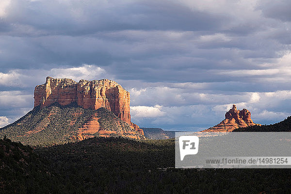 Wolkenlandschaft über malerischen Landschaften  Sedona  Arizona  USA