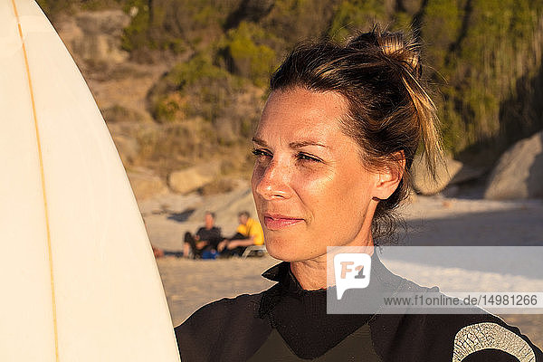 Surferin mit Surfbrett am Strand  Kopf und Schulter  Kapstadt  Western Cape  Südafrika