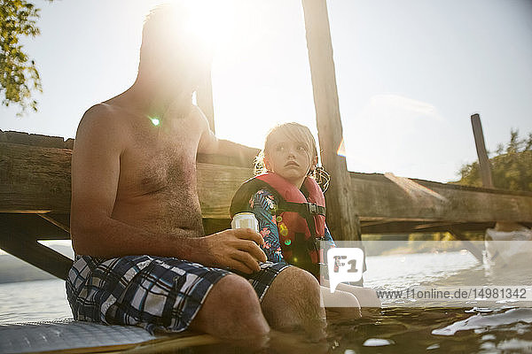 Vater und Tochter entspannen sich am See