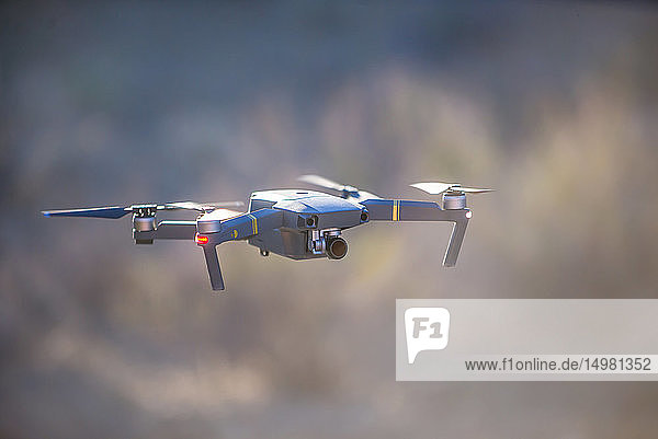 Drohne (unbemanntes Luftfahrzeug) fliegt in der Luft  flacher Schwerpunkt