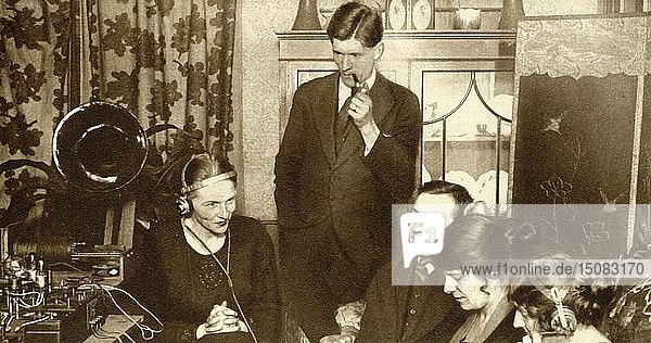 Eine Familie hört sich die Ergebnisse der Parlamentswahlen von 1923 an  (1935). Schöpfer: Unbekannt.