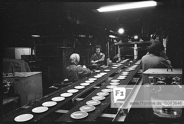 Arbeiter in der Werkshalle  Wear Flint Glass Works  Alfred Street  Millfield  Sunderland  1961. Schöpfer: Eileen Deste.