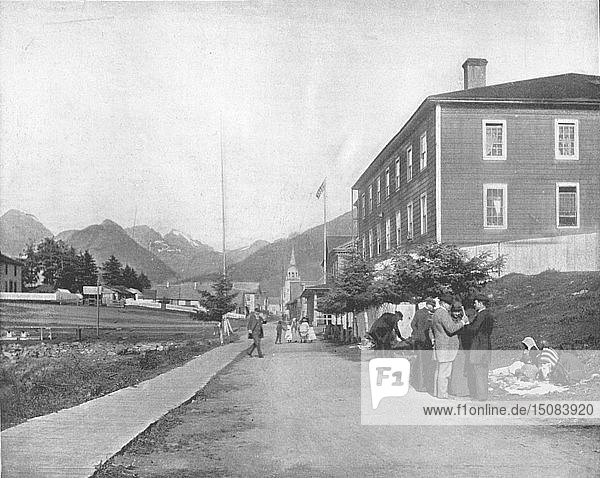 Eine Straße in Sitka  Alaska  USA  um 1900. Schöpfer: Unbekannt.