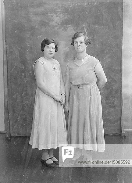 Porträt von zwei Frauen  um 1935. Schöpfer: Kirk & Söhne aus Cowes.