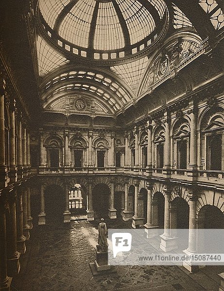 Glasüberdachter Innenhof der Royal Exchange   um 1935. Schöpfer: Joel.