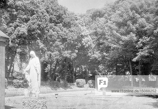 Statue der Jungfrau Maria  um 1935. Schöpfer: Kirk & Söhne aus Cowes.