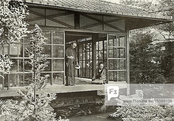 Namikawa San füttert seinen Karpfen   1910. Schöpfer: Herbert Ponting.