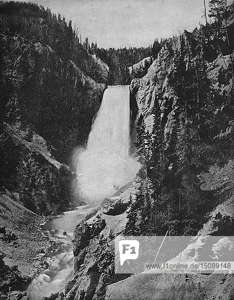 Yellowstone-Wasserfälle  Wyoming   um 1897. Schöpfer: Unbekannt.
