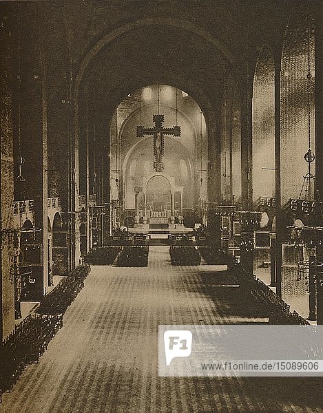 Das Innere der Westminster-Kathedrale vom West End aus gesehen   um 1935. Schöpfer: Cyril Ellis.