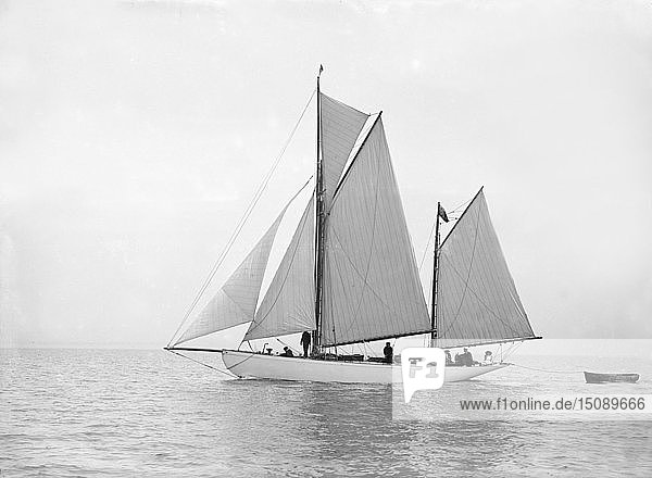 Die Jolle Meander segelt in geschlossenem Verband  1913. Schöpfer: Kirk & Sons aus Cowes.